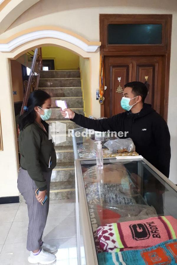 Bromo Indah Lestari Homestay Mitra Reddoorz Pasuruan Exterior foto
